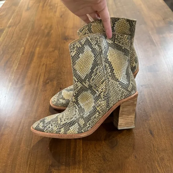 Free People Barclay Boots in Snake Skin Size EU 39