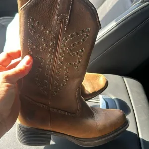 FRYE Logo Studded Leather Cowgirl Western Boot 13.5 Lil’ Daisy Duke girls