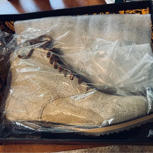 Gee WaWa Footware Anthropologie Low Lace Up Crinkle Leather Boots NIB Sz 8 Ivory