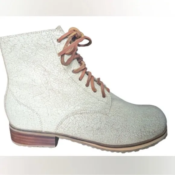 Gee WaWa Footware Anthropologie Low Lace Up Crinkle Leather Boots NIB Sz 8 Ivory