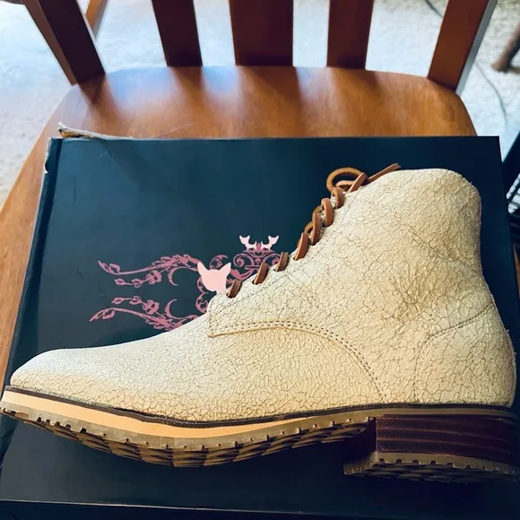 Gee WaWa Footware Anthropologie Low Lace Up Crinkle Leather Boots NIB Sz 8 Ivory