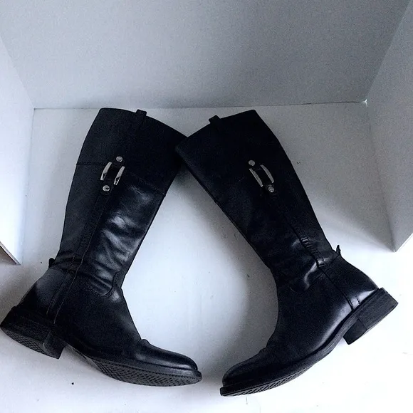 Geox Boots crafted from premium brushed black leather Size 7.5