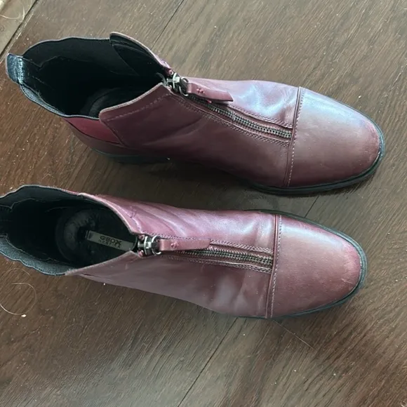 GEOX respira 100% 💯 leather boots so so comfortable! Paid 250$❗️