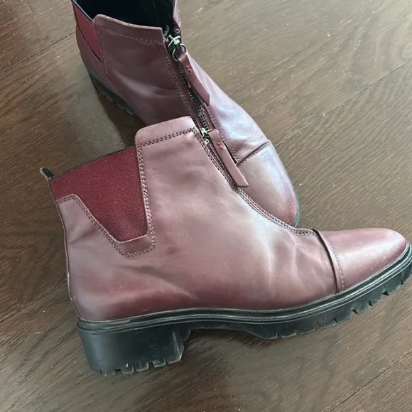 GEOX respira 100% 💯 leather boots so so comfortable! Paid 250$❗️