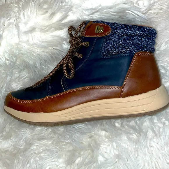 Girls SZ 9 M SPORTCO Sneakers EUC two tone color boots navy blue and brown.