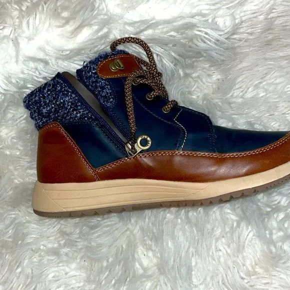 Girls SZ 9 M SPORTCO Sneakers EUC two tone color boots navy blue and brown.