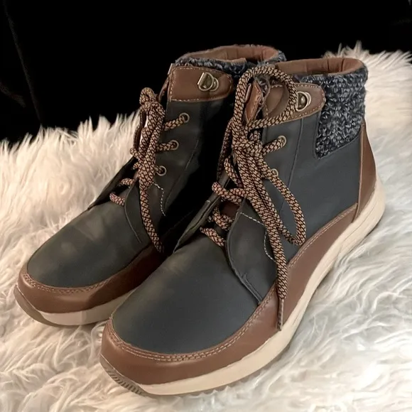 Girls SZ 9 M SPORTCO Sneakers EUC two tone color boots navy blue and brown.