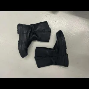 Heavy Black Leather Work Boots - Comfortable and Versatile