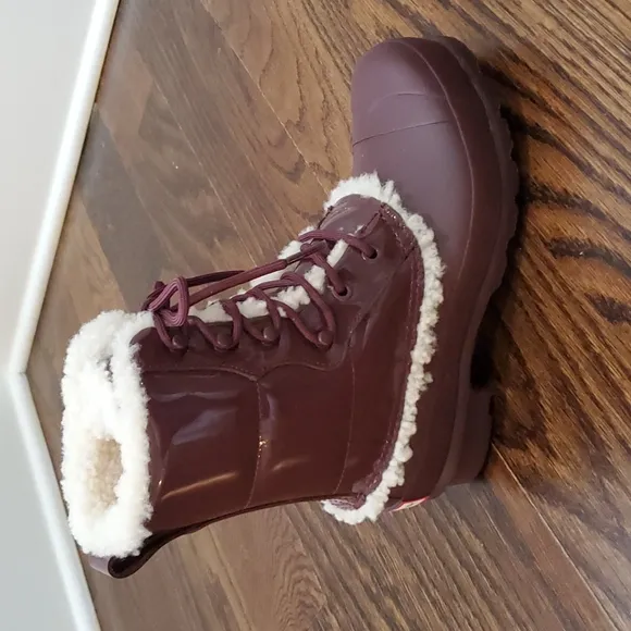 🎉🎉HP🎉🎉NWOT Hunter Rain/Snow Burgundy Boots with Fur Lining