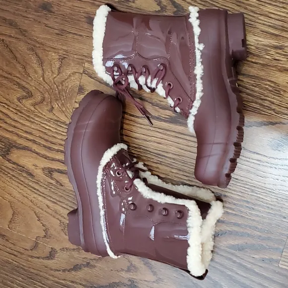 🎉🎉HP🎉🎉NWOT Hunter Rain/Snow Burgundy Boots with Fur Lining