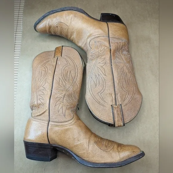 Justin Boots style 2530 men's 11.5B Tan distressed leather classic Western cowbo