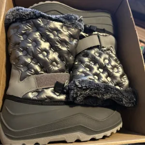 Kamik Penny Snow Winter Boots Little Girls Size 6 Shiny  Silver With Box