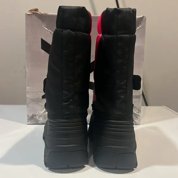 Kids snow boots size 13 brand new
