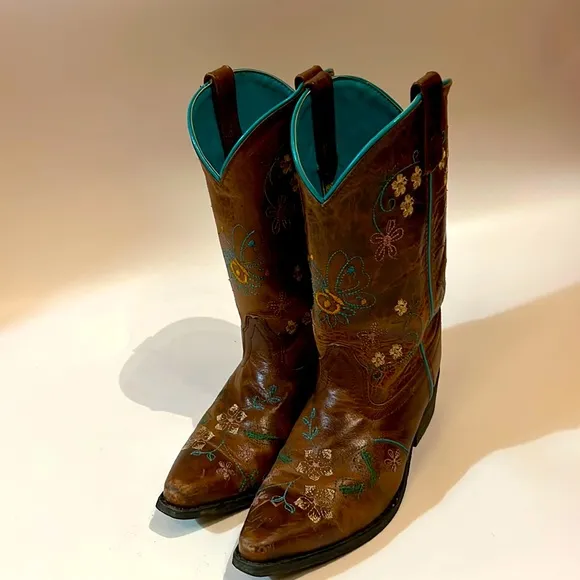 Leather Cowgirl boots Smoky Mountain Boots. Size 4.5 &amp; are in perfect condition.