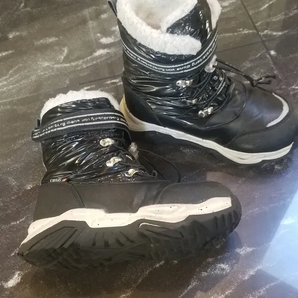 Little girl water proof winter boots with fleece lining size 12