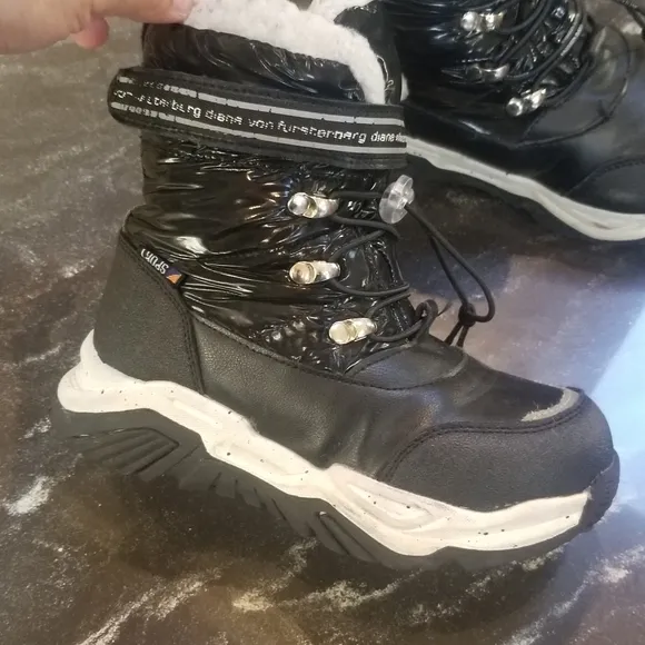 Little girl water proof winter boots with fleece lining size 12