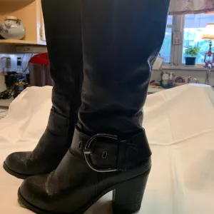 LN Black leather boots