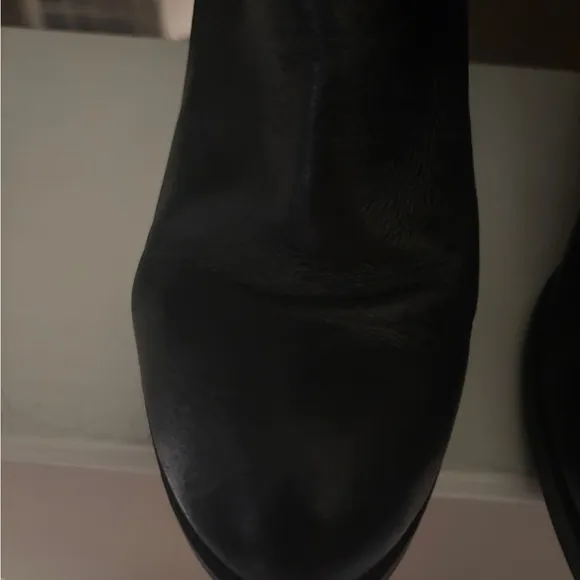LN Black leather boots