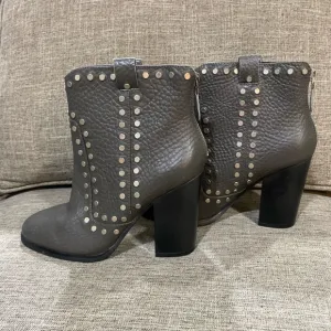 Lola Cruz grey leather ankle stud boots