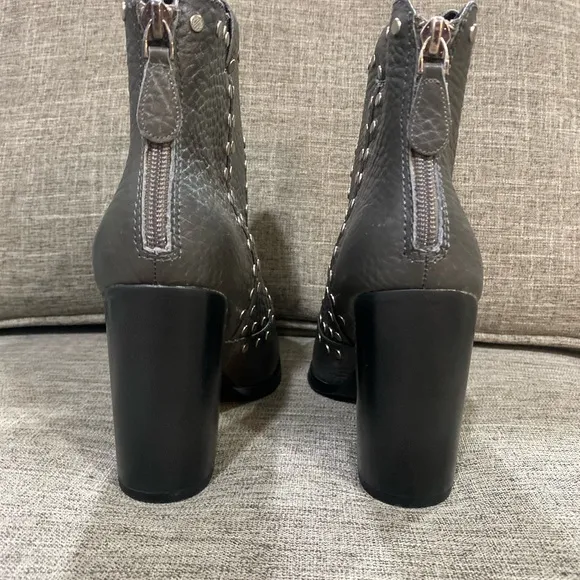 Lola Cruz grey leather ankle stud boots
