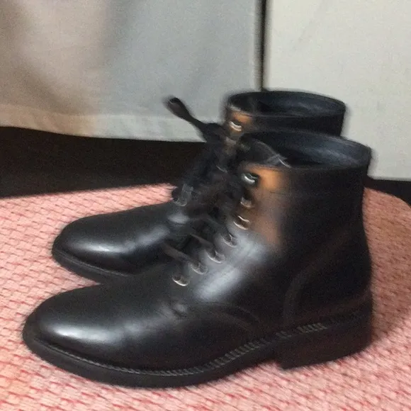 Mens Thursday boots boots leather light damage sz9 used in good condition