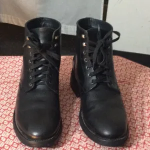 Mens Thursday boots boots leather light damage sz9 used in good condition