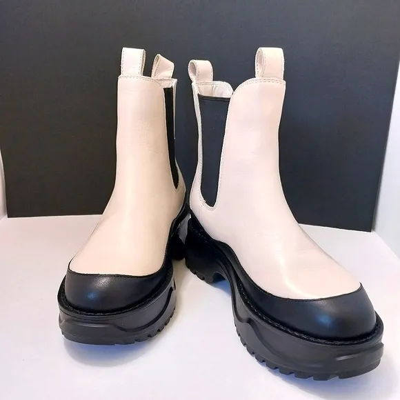 Michael Kors Dupree Two Tone Leather Boots,‎ NEW, Size 6.5