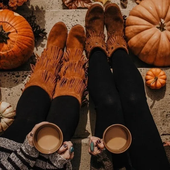 MINNETONKA 1632 3 LAYER FRINGE CALF HIGH SUEDE LEATHER SLIP ON MOCCASIN BOOTS