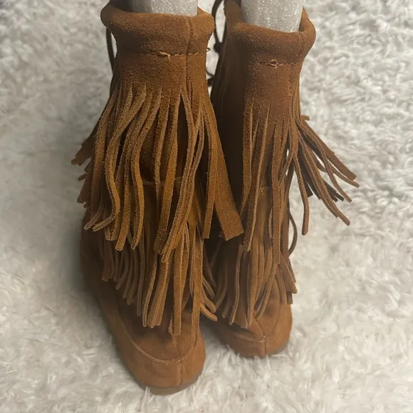 Minnetonka leather tan double Fringe Suede Moccasin Boots SZ9