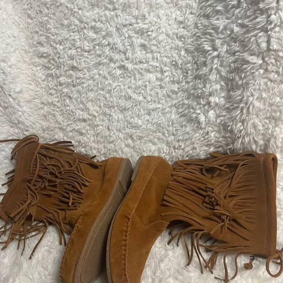Minnetonka leather tan double Fringe Suede Moccasin Boots SZ9