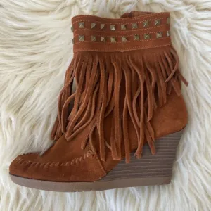 Minnetonka wedged fringe bootie in brown leather &amp; metal studs, zip-up, NWOT