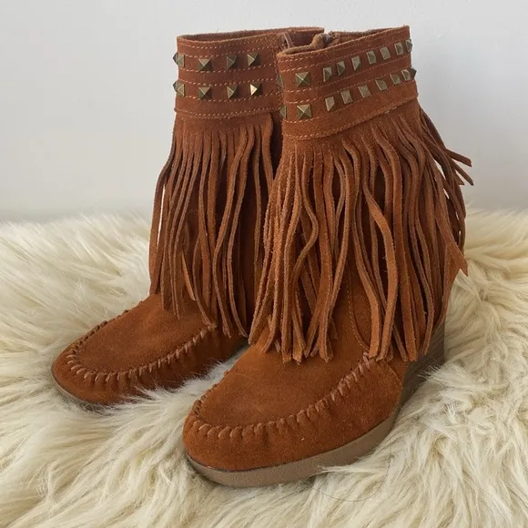 Minnetonka wedged fringe bootie in brown leather &amp; metal studs, zip-up, NWOT