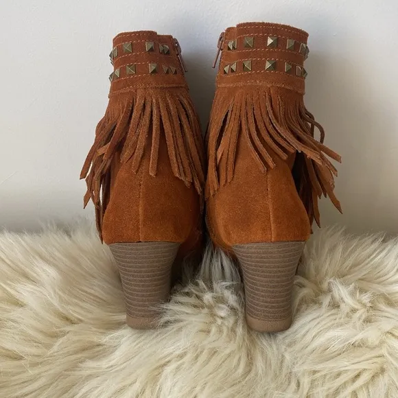 Minnetonka wedged fringe bootie in brown leather &amp; metal studs, zip-up, NWOT