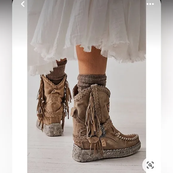 Minnetonka wedged fringe bootie in brown leather &amp; metal studs, zip-up, NWOT