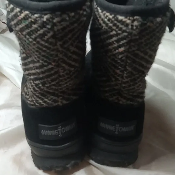 Minnetonka women's winter boots black