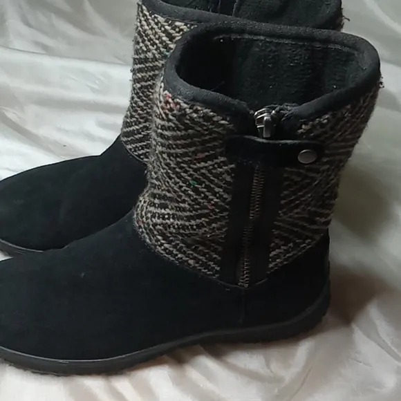 Minnetonka women's winter boots black