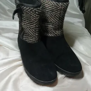 Minnetonka women's winter boots black