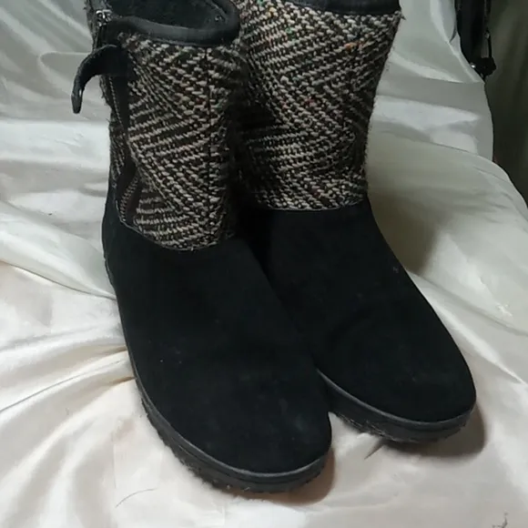 Minnetonka women's winter boots black