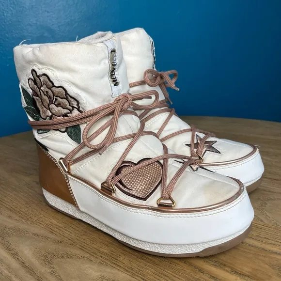 Moon Boot Peace &amp; Love WP Snow Mini Boots Waterproof White Pink Women’s Size 6