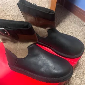 MWT UGG brown black Boots sz 3