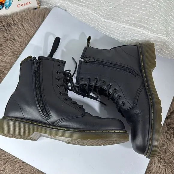 (N7) Dr. Martens br SOFTY T LACE UP LEATHER BOOTS br JUNIOR 1460, size 3 big kid