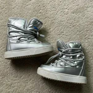 Native Toddler Girls Silver Snow Boots 7