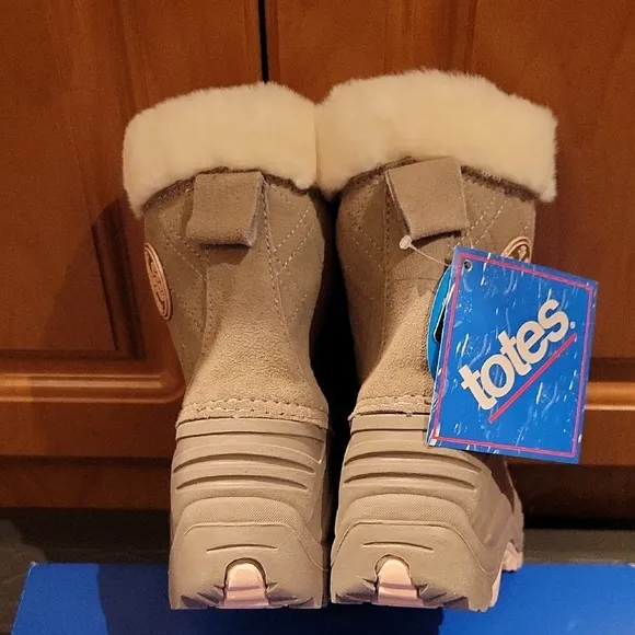 New in Box: totes Harper Mid Girls Waterproof Winter Boots