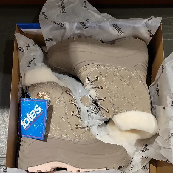 New in Box: totes Harper Mid Girls Waterproof Winter Boots