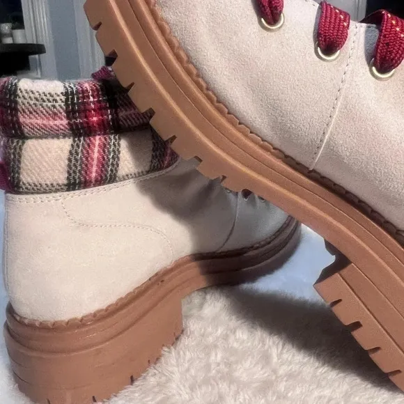 New! SO Sz 9 Lug Sole Platform Chunky Heel Plaid Trim Red Laces Hiking Boots