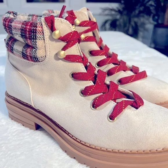 New! SO Sz 9 Lug Sole Platform Chunky Heel Plaid Trim Red Laces Hiking Boots