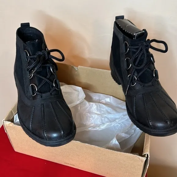 NEW | UGG Heather waterproof leather &amp; rubber ankle boot lace up Womens 8.5