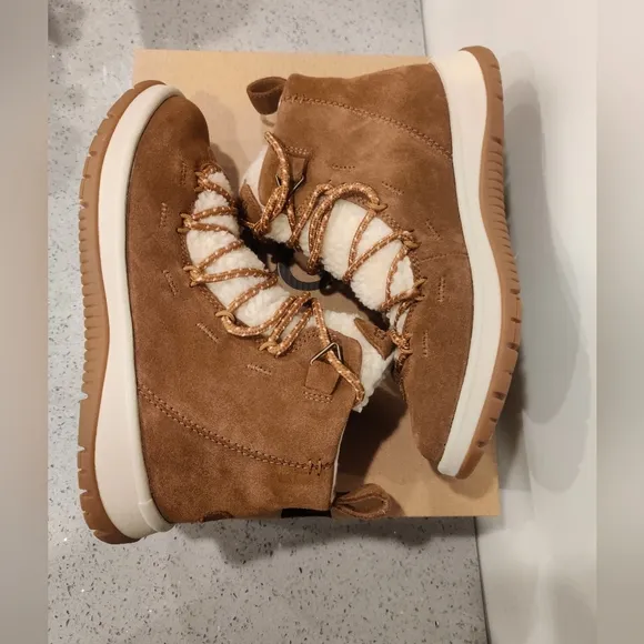 New UGG Women's Lakesider Heritage Mid Boots