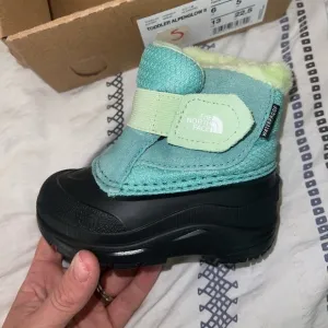 New Without Box The North‎ Face Toddler Alpenglow II Boots size 6 winter boots