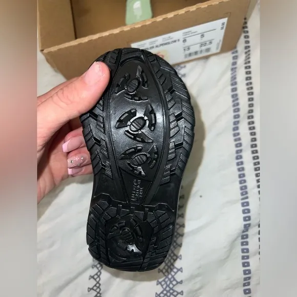 New Without Box The North‎ Face Toddler Alpenglow II Boots size 6 winter boots